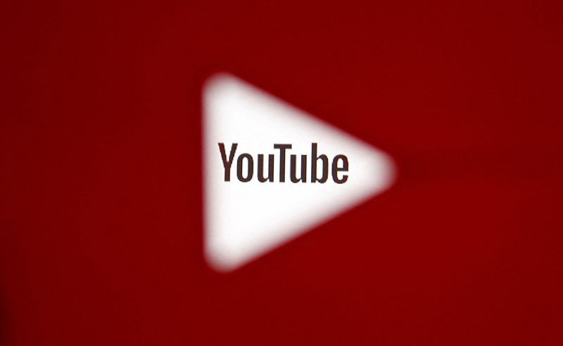 &copy; Reuters. Ícone em 3D do YouTube é visto à frente do logo da empresa
25/10/2017 
REUTERS/Dado Ruvic/Ilustration/File Photo