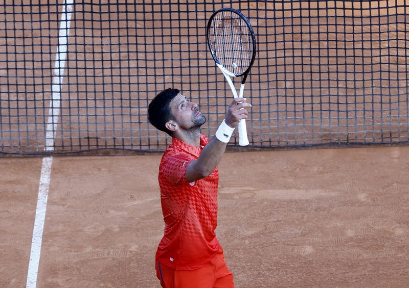 &copy; Reuters. لاعب التنس الصربي نوفاك ديوكوفيتش يحتفل بالفوز على منافسه الروسي إيفان جاخوف في الجولة الثانية من المباراة ببطولة مونت كارلو للأساتذة للتن