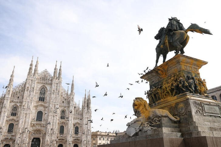 &copy; Reuters. Imagen de archivo de la estatua del rey Vittorio Emanuele II en la plaza del Duomo, que fue atacada con pintura por activistas climáticos de "Ultima Generazione'' en Milán, Italia. 9 marzo 2023. REUTERS/Claudia Greco