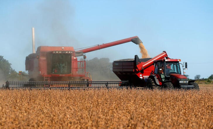 &copy; Reuters. Una cosechadora se utiliza para cosechar soja en una tierra de cultivo en Chivilcoy, en las afueras de Buenos Aires, Argentina, 8 de abril de 2020. Foto tomada el 8 de abril de 2020. REUTERS/Agustin Marcarian