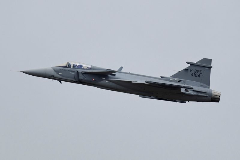 &copy; Reuters. FILE PHOTO: Brazilian Air Force's F-39 Gripen fighter flies during a ceremony to mark the beginning of operational activities of the F-39 Gripen fighters, at Anapolis Air Force Base in Anapolis, Goias state, Brazil December 19, 2022. REUTERS/Ueslei Marcel