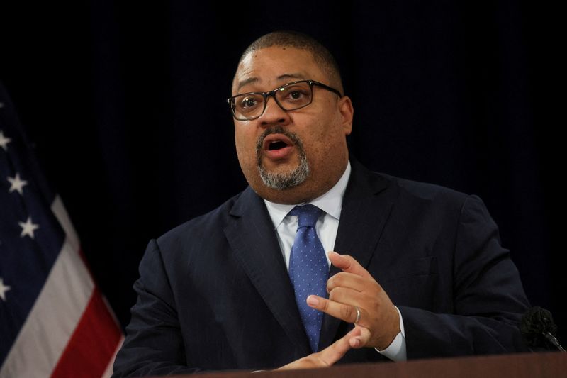 © Reuters. FILE PHOTO: New York County District Attorney Alvin Bragg speaks after former U.S. President Donald Trump appeared at Manhattan Criminal Courthouse, after his indictment by a Manhattan grand jury following a probe into hush money paid to porn star Stormy Daniels, in New York City, U.S., April 4, 2023. REUTERS/Brendan McDermid/File Photo