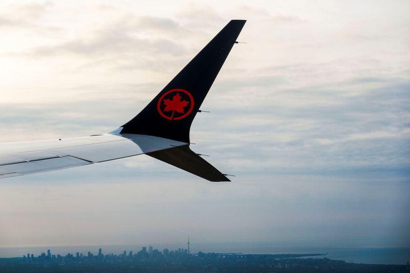 &copy; Reuters. FILE PHOTO: An Air Canada plane flies over the city after departing from Pearson International Airport in Toronto, Ontario, Canada May 16, 2022.  REUTERS/Carlos Osorio