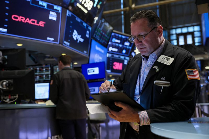 &copy; Reuters. متعاملان يتابعان مؤشرات الأسهم في بورصة نيويورك في العاشر من أبريل نيسان 2023. تصوير: برندان مكدرميد - رويترز