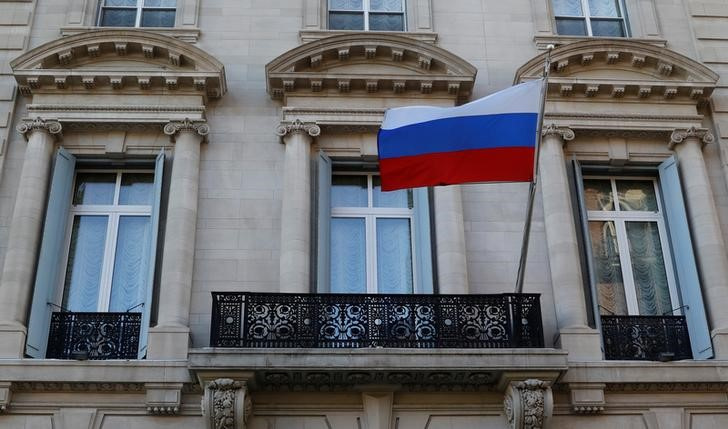 &copy; Reuters. 　ロシア中央銀行が１１日発表した２０２３年第１・四半期の経常収支は、黒字が前年同期比約７３％減少し１８６億ドルとなった。写真はロシアの国旗。ニューヨークのロシア総領事館で