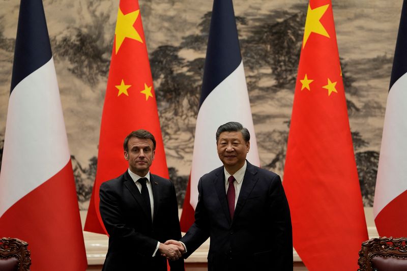 © Reuters. French President Emmanuel Macron poses for a photo with Chinese President Xi Jinping after meeting the press at the Great Hall of the People in Beijing, China, Thursday, April 6, 2023. Ng Han Guan/Pool via REUTERS