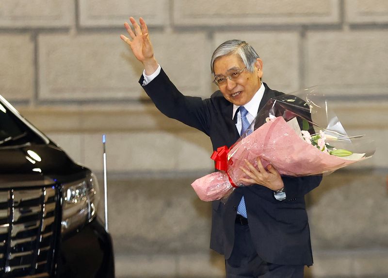 &copy; Reuters. 日銀総裁を退任した黒田東彦氏が、政策研究大学院大学（ＧＲＩＰＳ）の政策研究員シニアフェローに１１日付で就任した。写真は日銀職員に見送られる黒田氏。４月７日、東京で撮影（２