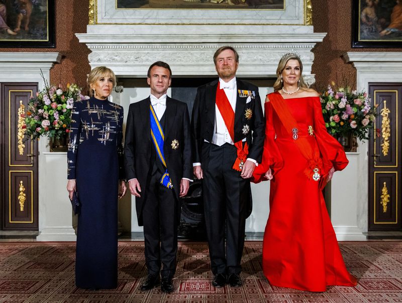 &copy; Reuters. 　４月１２日、マクロン仏大統領が目指す年金改革に反対する人々が、マクロン氏が訪問したオランダに押しかけ、演説を妨害した。写真はマクロン大統領夫妻とオランダ国王夫妻。１１日