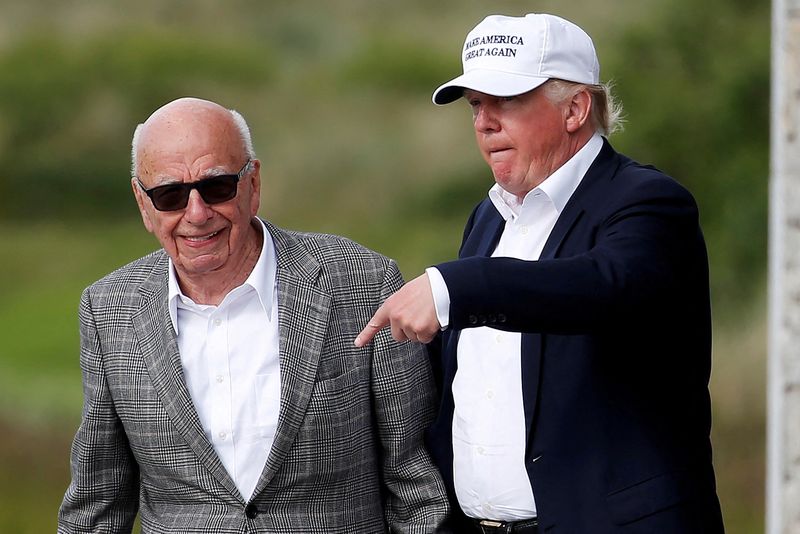 © Reuters. FILE PHOTO: Donald Trump (R) speaks to media mogul Rupert Murdoch as they walk out of Trump International Golf Links in Aberdeen, Scotland, June 25, 2016.  REUTERS/Carlo Allegri