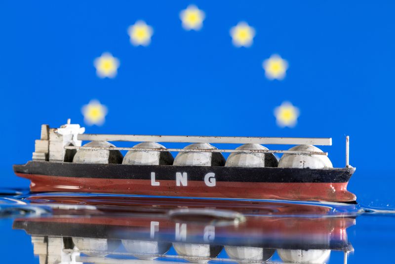 &copy; Reuters. FILE PHOTO: Model of LNG tanker is seen in front of the EU flag in this illustration taken May 19, 2022. REUTERS/Dado Ruvic/Illustration