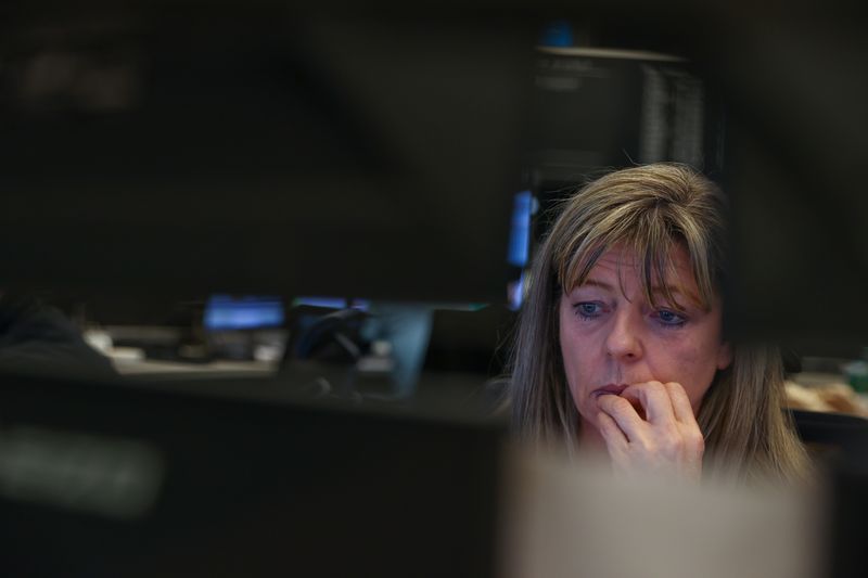 &copy; Reuters. Photo d'archives d'un trader à la Bourse de Francfort. Photo prise le 20 mars 2020 à Francfort, en Allemagne/REUTERS/Kai Pfaffenbach