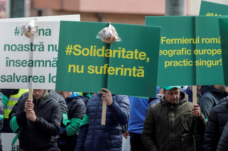 &copy; Reuters. FILE PHOTO: Romanian farmers holding a placard that reads "Solidarity, not suffering!" protest outside the European Commission's Offices over the price of grains and demand fallout from having an influx of cheap Ukrainian grains in Bucharest, Romania Apri