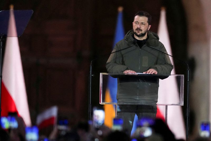 &copy; Reuters. FOTO DE ARCHIVO: El presidente ucraniano Volodímir Zelenski habla en el Castillo Real durante su visita a Varsovia, Polonia, el 5 de abril de 2023. REUTERS/Aleksandra Szmigiel 