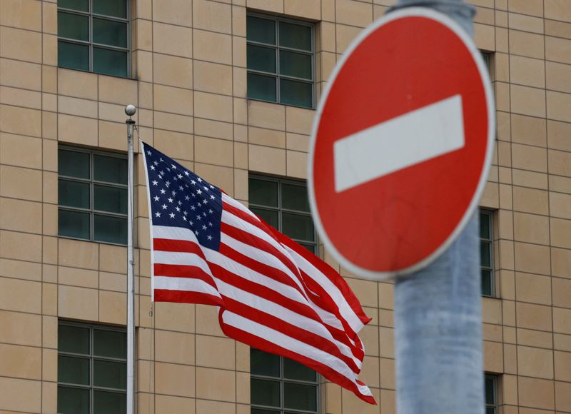 &copy; Reuters. La bandiera nazionale statunitense sventola davanti all'Ambasciata degli Stati Uniti a Mosca, Russia, 13 febbraio 2023. REUTERS/Evgenia Novozhenina