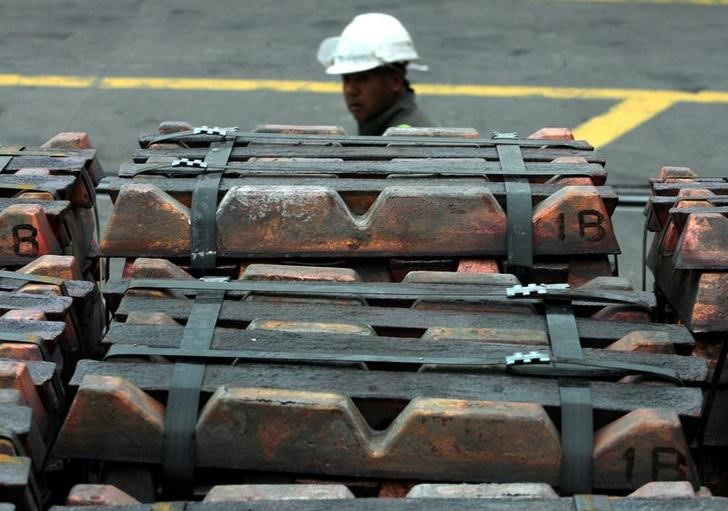 &copy; Reuters. Imagen de archivo de un operario revisando un cargamento de cobre para su exportación a Asia desde el puerto de Valparaíso, Chile. 21 agosto 2006. REUTERS/Eliseo Fernández
