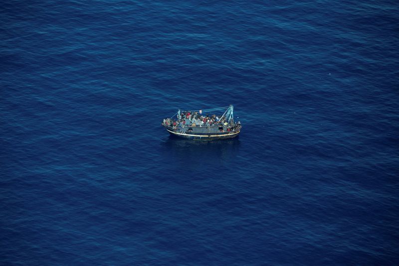 &copy; Reuters. FOTO DE ARCHIVO: Una embarcación en apuros con unas 400 personas a bordo en el Mediterráneo central en una imagen obtenida por Reuters el 10 de abril de 2023. REUTERS/Sea-Watch/Giacomo Zorzi 