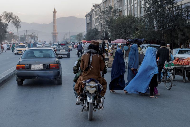 &copy; Reuters. أفغانيات يرتدين البرقع ويعبرن الشارع في كابول. صورة من أرشيف رويترز.