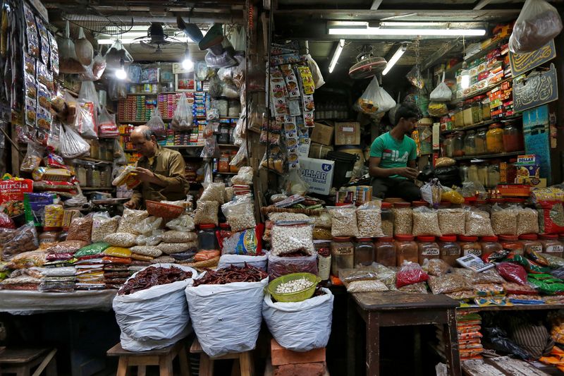 &copy; Reuters. FILE PHOTO: Vendors wait for customers at their respective shops at a retail market in Kolkata, India, December 12, 2018. REUTERS/Rupak De Chowdhuri