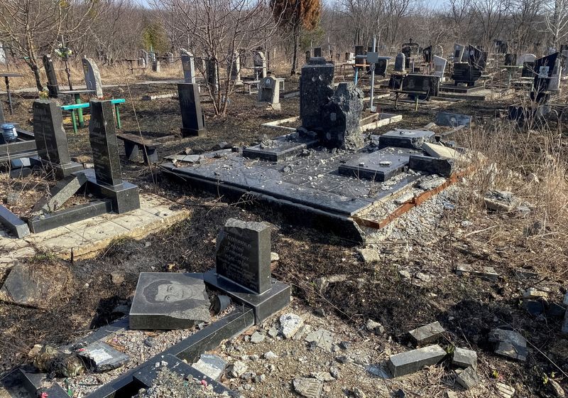 &copy; Reuters. FILE PHOTO: A view shows graves damaged by a Russian military strikes, amid Russia's attack on Ukraine, at a cemetery in Kharkiv, Ukraine March 28, 2023. REUTERS/Vitalii Hnidyi