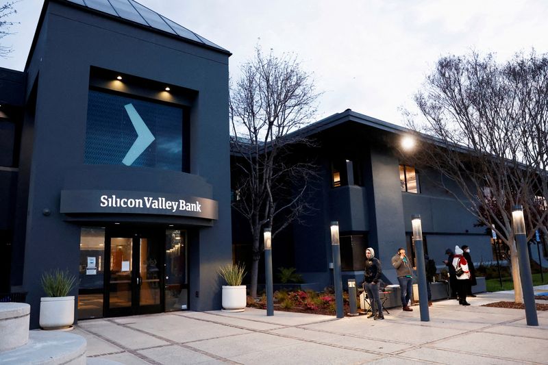 &copy; Reuters. FILE PHOTO: Customers line up outside of the Silicon Valley Bank headquarters in Santa Clara, California, U.S. March 13, 2023. REUTERS/Brittany Hosea-Small