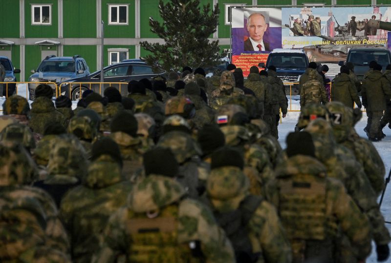 © Reuters. Reservistas russos partem para base militar durante mobilização, em Omsk, Rússia
06/01/2023
REUTERS/Alexey Malgavko