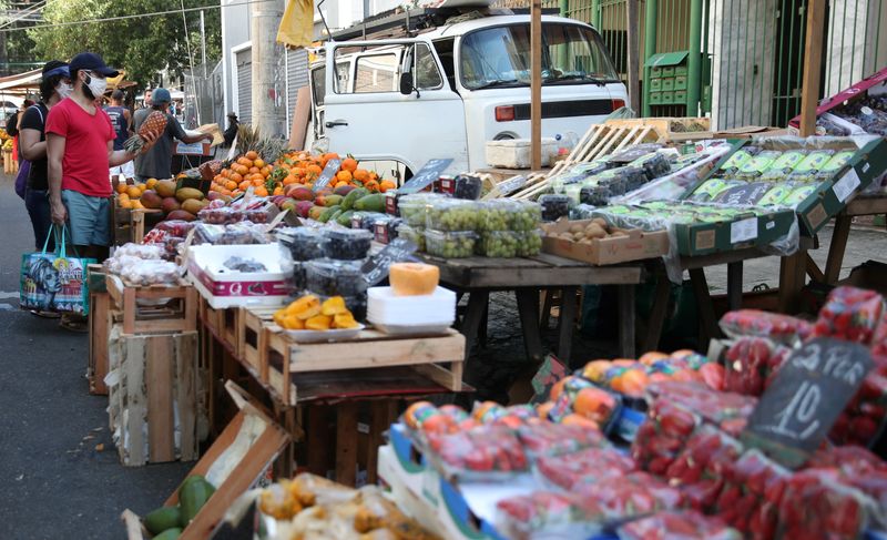 &copy; Reuters. FILE PHOTO: Consumers shop at a weekly street market in Rio de Janeiro, Brazil, September 2, 2021. REUTERS/Ricardo Moraes