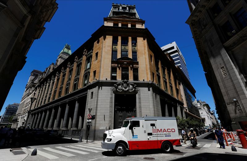 © Reuters. FOTO DE ARCHIVO-Un camión blindado de un banco en el distrito financiero de Buenos Aires, Argentina. 7 de diciembre 2021. REUTERS/Agustin Marcarian