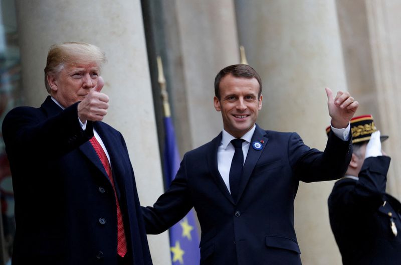 &copy; Reuters. الرئيس الفرنسي إيمانويل ماكرون والرئيس الأمريكي السابق دونالد ترامب في باريس في صورة من أرشيف رويترز.
