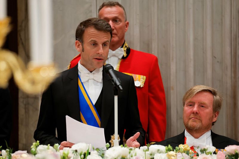 &copy; Reuters. El presidente francés, Emmanuel Macron, habla durante el banquete de Estado con el rey neerlandés Guillermo Alejandro, en Ámsterdam, Países Bajos. 11 de abril, 2023. REUTERS/Piroschka van de Wouw/Pool