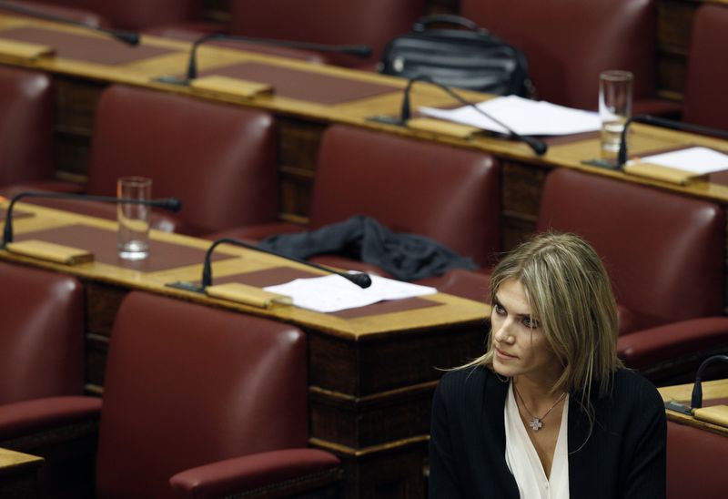 &copy; Reuters. FOTO DE ARCHIVO: La ex diputada europea Eva Kaili en el Parlamento de Atenas, 4 de noviembre de 2011. REUTERS/Yiorgos Karahalis 