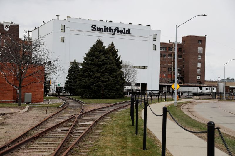 &copy; Reuters. FILE PHOTO: The closed Smithfield Foods pork plant is seen as the spread of the coronavirus disease (COVID-19) continues, in Sioux Falls, South Dakota, U.S., April 16, 2020.  REUTERS/Shannon Stapleton