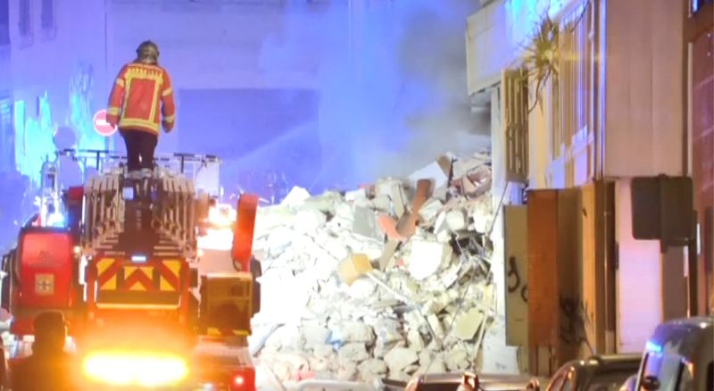 &copy; Reuters. Photo d'un pompier après l'effondrement de deux immeubles à Marseille. /Photo diffusée le 9 avril 2023/BFMTV/REUTERS