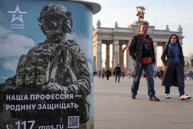 &copy; Reuters. People walk past a desk promoting Russian army service in Moscow, Russia April 12, 2023.  REUTERS/Yulia Morozova