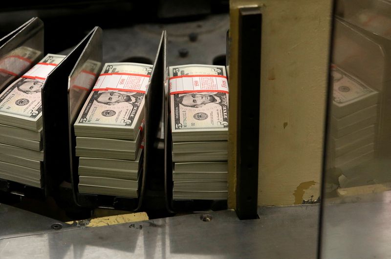 &copy; Reuters. FILE PHOTO: Stacks of former U.S. President Abraham Lincoln on the five-dollar bill currency are seen in the wrapping/binding department at the Bureau of Engraving and Printing in Washington March 26, 2015. The 150th anniversary of Lincoln's assassination