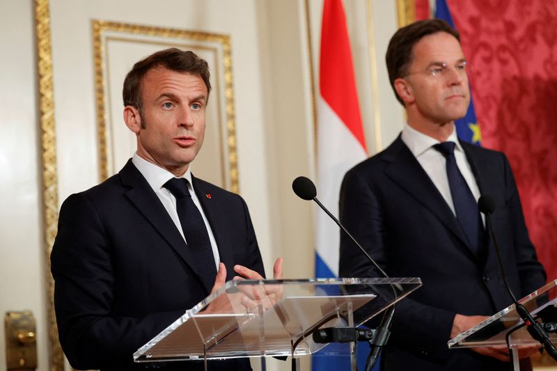 © Reuters. French President Emmanuel Macron and Dutch Prime Minister Mark Rutte speak at a news conference during Macron's state visit to the Netherlands, in Amsterdam, Netherlands April 12, 2023. REUTERS/Piroschka van de Wouw