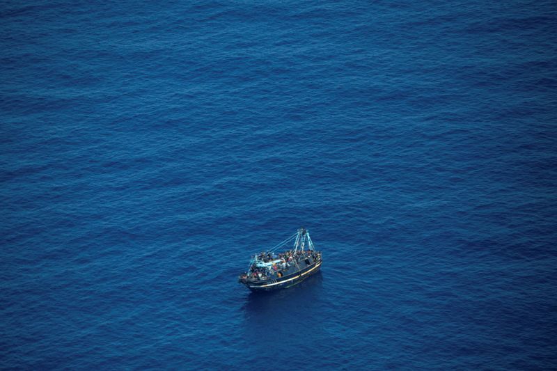 &copy; Reuters. قارب يحمل على متنه 400 مهاجر في مياه البحر المتوسط في صورة حصلت عليها رويترز يوم العاشر من ابريل نيسان 2023. صورة من منظمة (سي ووتش) محظور إعادة ب