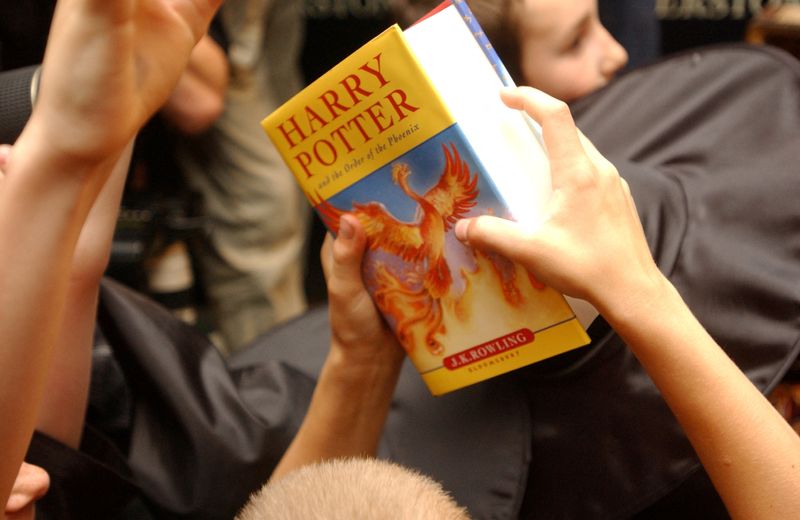 &copy; Reuters. Criança segura cópia de "Harry Potter e a Ordem da Fênix", na livraria Waterstone's, no centro de Londres
21/06/2003
REUTERS/Sinead Lynch