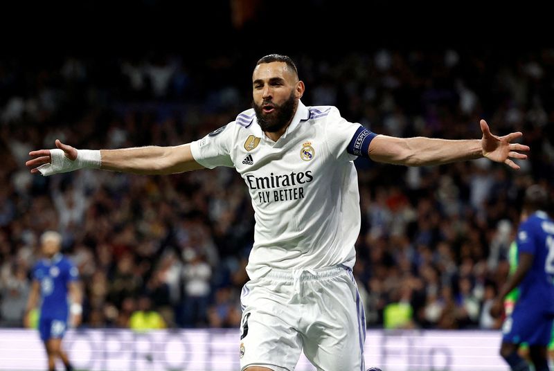 &copy; Reuters. Karim Benzema comemora o primeiro gol na primeira partida das quartas de final da Liga dos Campeões 
12/04/2023
REUTERS/Juan Medina    