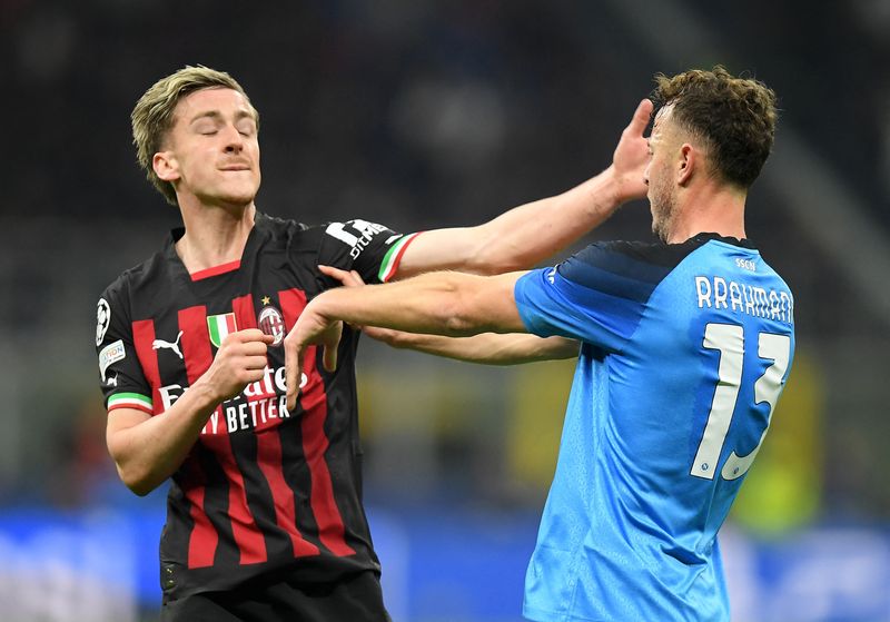 &copy; Reuters. Alexis Saelemaekers, do Milan, se choca contra Amir Rrahmani, do Napoli
12/04/2023
REUTERS/Daniele Mascolo