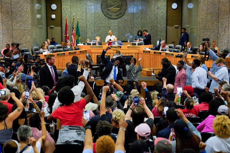 © Reuters. Justin J. Pearson reacts after a vote for his reinstatement by the Shelby County Commission, days after the Republican majority Tennessee House of Representatives voted to expel him and Rep. Justin Jones for their roles in a gun control demonstration on the statehouse floor, in Memphis, Tennessee, U.S., April 12, 2023. REUTERS/Cheney Orr