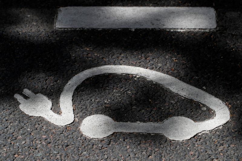 © Reuters. FILE PHOTO: An Autolib' electric car-sharing logo is painted on the road at an Autolib' charging station in Paris, France, June 21, 2018. REUTERS/Benoit Tessier
