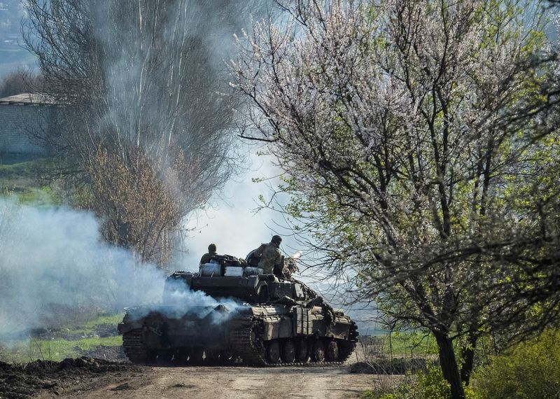 &copy; Reuters. أفراد بالجيش الأوكراني على متن دبابة بالقرب من خط المواجهة بمدينة باخموت الأوكرانية يوم العاشر من أبريل نيسان 2023. تصوير: أولكسندر كليمنكو - 