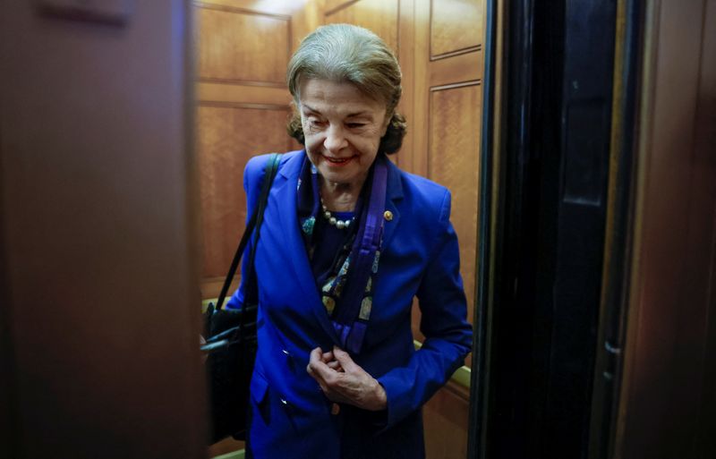 © Reuters. U.S. Senator Diane Feinstein (D-CA), who announced she will not be seeking re-election, leaves the Senate floor after a vote on Capitol Hill in Washington, U.S., February 14, 2023. REUTERS/Evelyn Hockstein