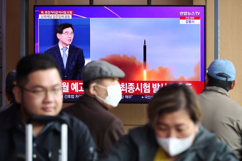 © Reuters. People watch a TV broadcasting a news report on North Korea firing a ballistic missile of intermediate range or longer, at a railway station in Seoul, South Korea, April 13, 2023.   REUTERS/Kim Hong-Ji