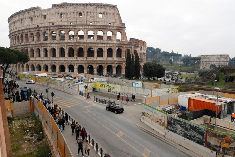 &copy; Reuters. 　４月１２日、イタリアが「文化戦争」の口火を切った。ジョルジャ・メローニ首相が率いる右派連立政権は発足からほぼ半年間で、国家アイデンティティーの促進や、伝統的な家族観擁護
