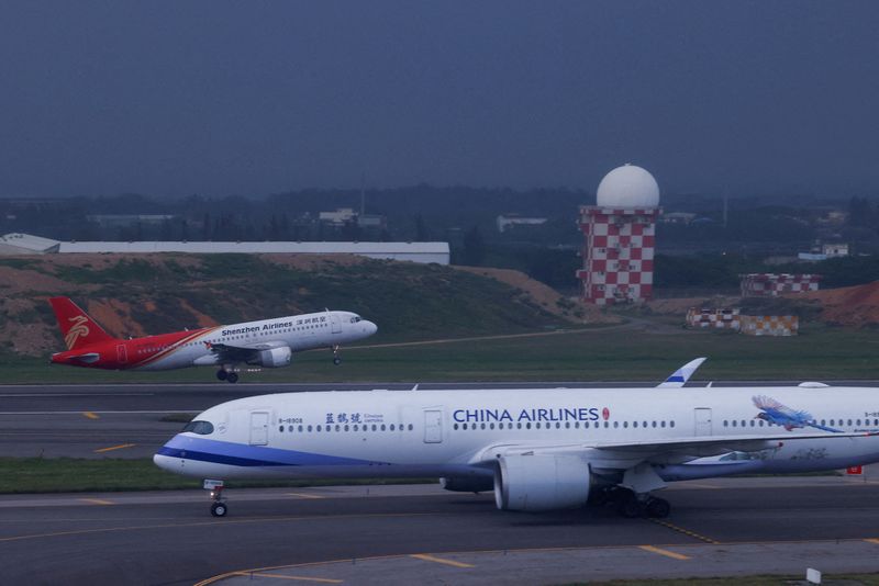 &copy; Reuters. 　４月１３日、台湾の王国材交通相は、中国が台湾北部で１６日に飛行禁止空域の設定を計画しているのに伴い、約３３の航空便が影響を受けるとの見方を示した。写真は台湾の桃園の空港