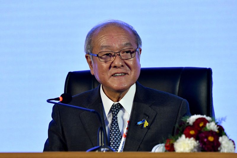 &copy; Reuters. Le ministre japonais des finances, Shunichi Suzuki, participant à une conférence de presse après une réunion des dirigeants du G7 en marge du sommet des ministres des finances du G20, dans la banlieue de Bengalore, en Inde. /Photo prise le 23 février