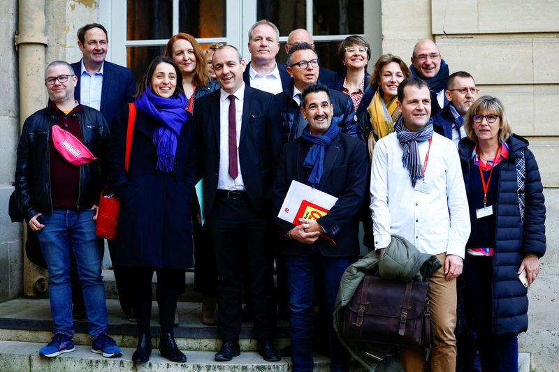 &copy; Reuters. Les réprésentants des syndicats français (CGT, CFDT, FO, CFE-CGC, CFTC, UNSA, FSU et Solidaires) lors d'une réunion sur la réforme de retraites avec la Première ministre Elisabeth Borne à Matignon. /Photo prise le 5 avril 2023/REUTERS/Sarah Meysson