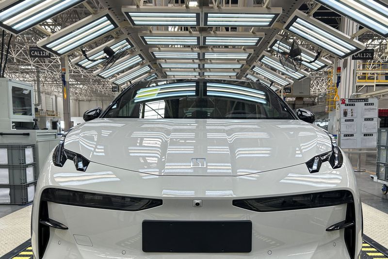 © Reuters. A view shows a Zeekr X trial production model on an assembly line at the Geely's plant in Chengdu, Sichuan province, China April 13, 2023. REUTERS/Zoey Zhang