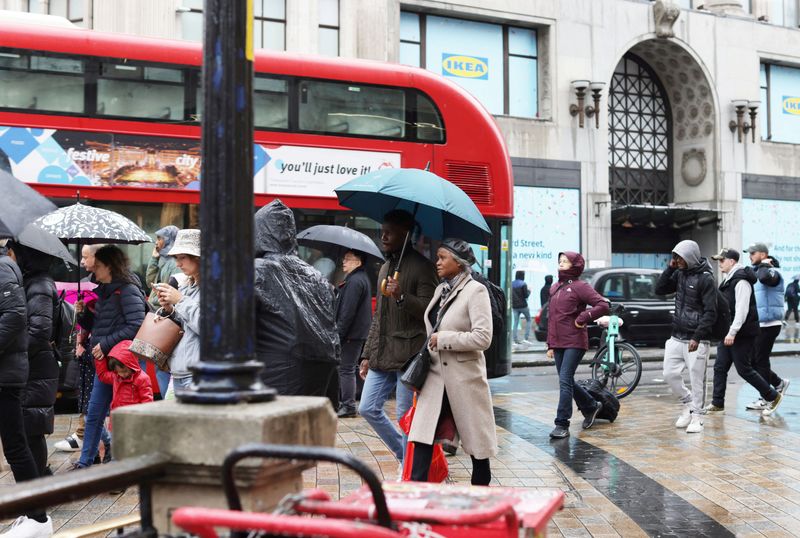 &copy; Reuters. FILE PHOTO: People walk on Oxford Street in London, Britain April 10, 2023. REUTERS/Anna Gordon